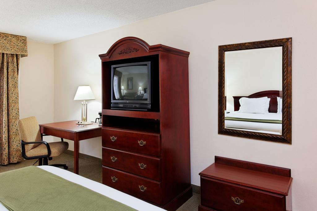 Holiday Inn Express Hotel & Suites Huntsville University Drive Rom bilde