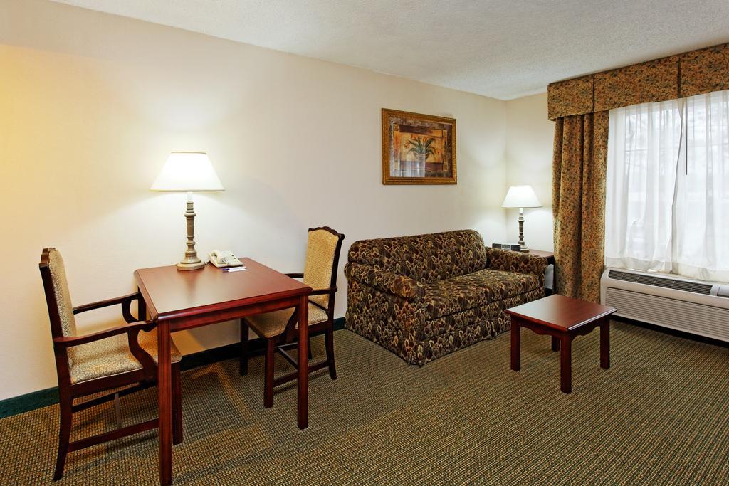Holiday Inn Express Hotel & Suites Huntsville University Drive Rom bilde